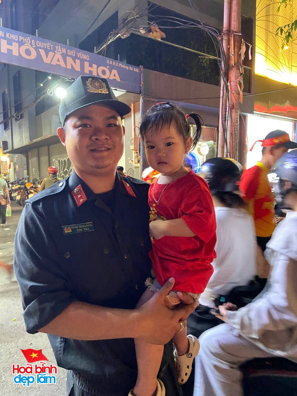 Không khí rộn ràng trên đường Lê Duẩn chờ đón diễu binh 30 / 4 sắp diễn ra - Ảnh 53.