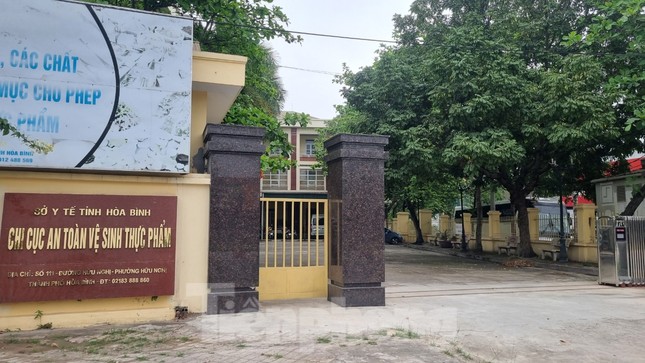 Công an điều tra 305 nhãn hiệu sữa giả tại Chi cục An toàn vệ sinh thực phẩm Hòa Bình - Ảnh 1.