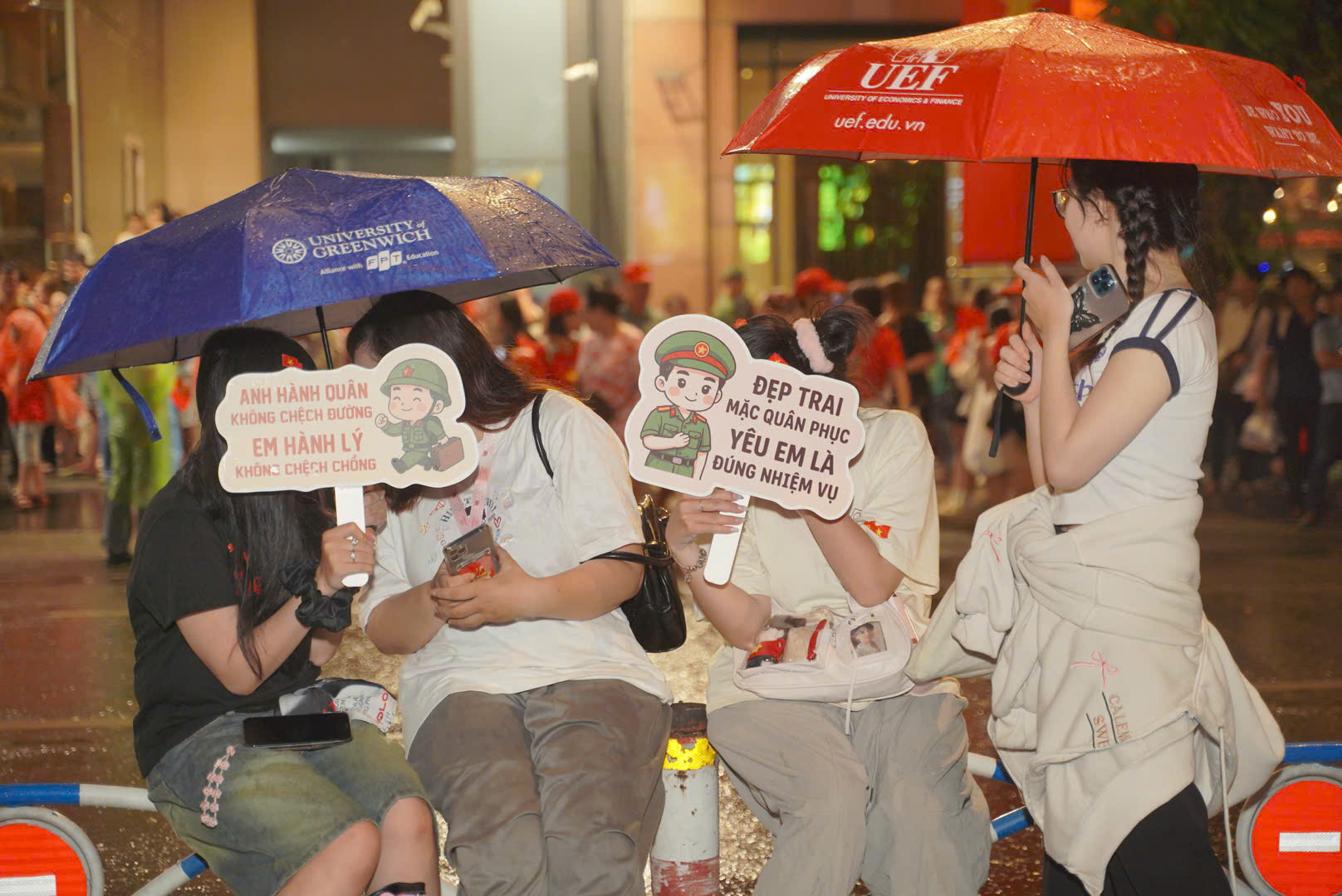 Bộ đội được bao vây trong vòng tay dân sau buổi sơ duyệt diễu binh cấp Nhà nước - Ảnh 8.