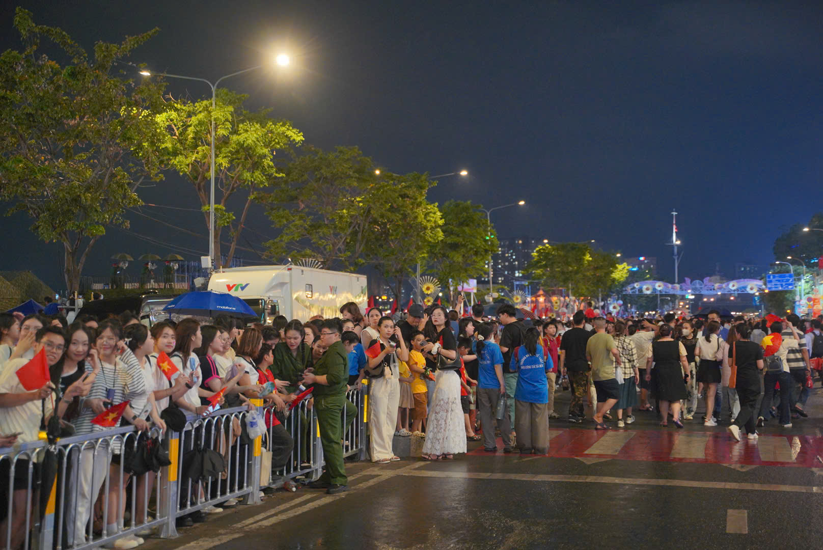 Bộ đội được bao vây trong vòng tay dân sau buổi sơ duyệt diễu binh cấp Nhà nước - Ảnh 16.