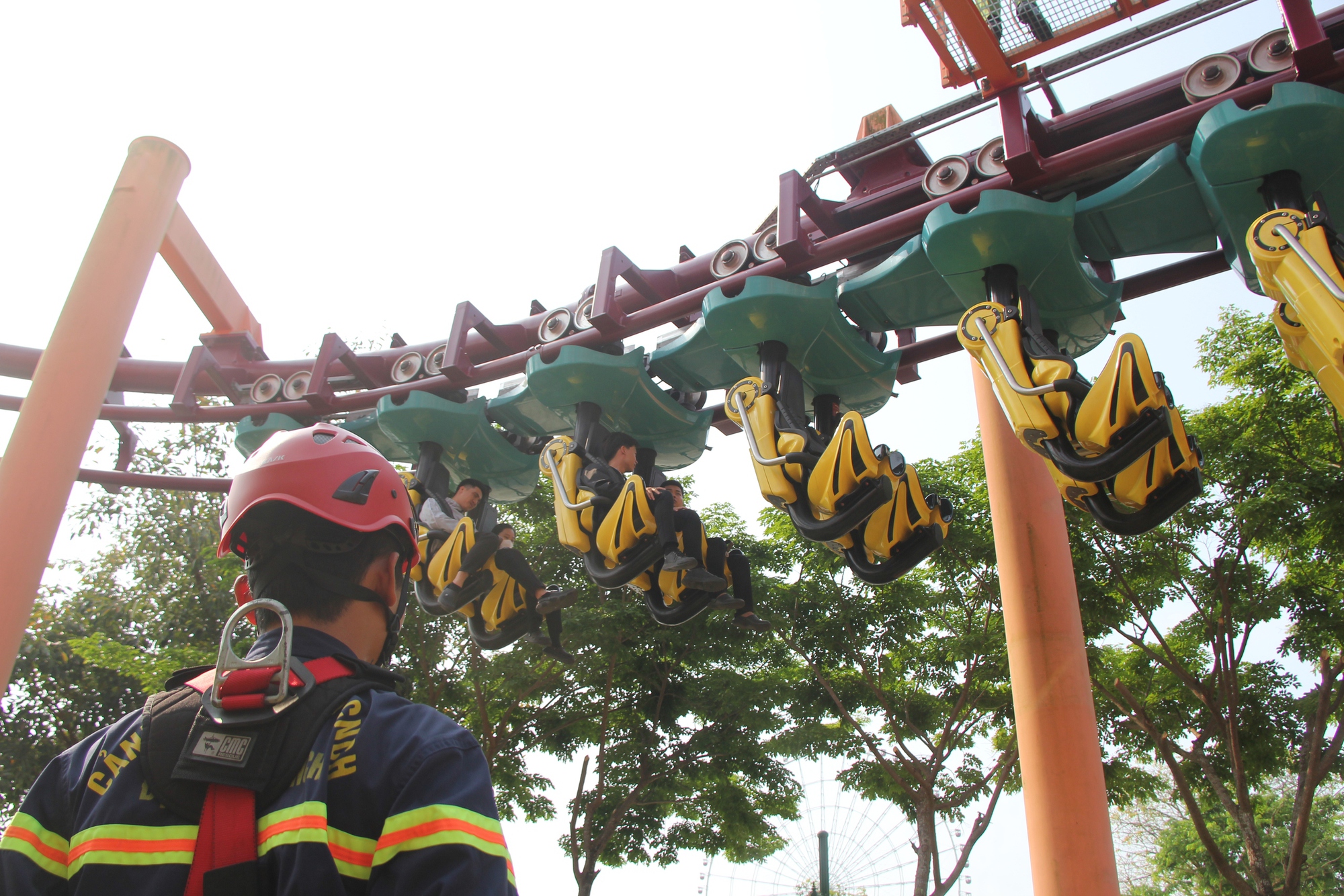 Cảnh sát đu dây, cứu nạn du khách mắc kẹt trên tàu lượn siêu tốc- Ảnh 1.