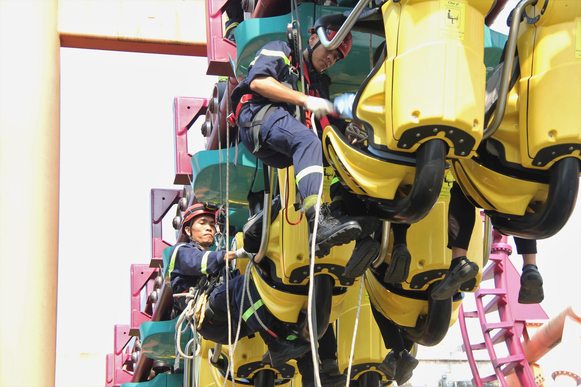 Cảnh sát đu dây, cứu nạn du khách mắc kẹt trên tàu lượn siêu tốc- Ảnh 6.