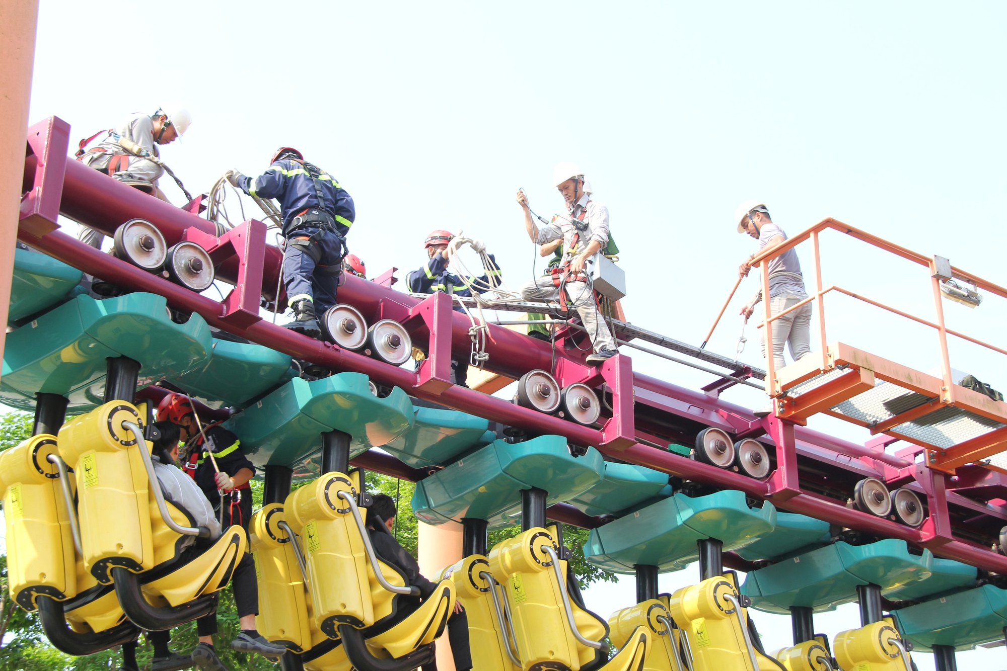 Cảnh sát đu dây, cứu nạn du khách mắc kẹt trên tàu lượn siêu tốc- Ảnh 2.