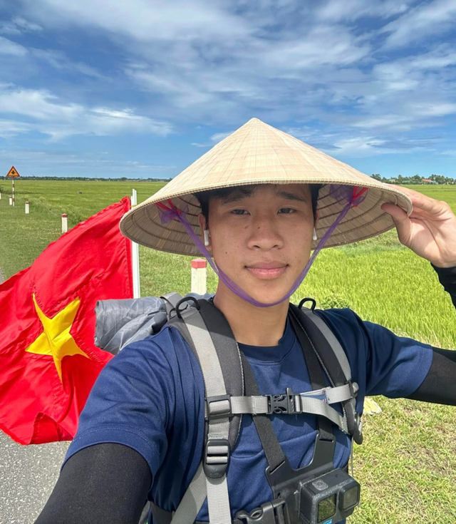 Thanh ni&ecirc;n nổi tiếng mạng đ&atilde; đến TP.HCM sau 22 ng&agrave;y đạp xe từ H&agrave; Nội, n&oacute;i 5 từ kh&ocirc;ng ngờ khi đ&atilde; kịp 