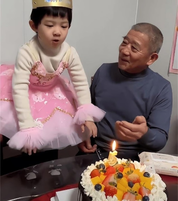 Vợ chồng U80 nu&ocirc;i con g&aacute;i 5 tuổi: H&agrave;nh tr&igrave;nh đầy thử th&aacute;ch v&agrave; t&igrave;nh y&ecirc;u thương - Ảnh 2.