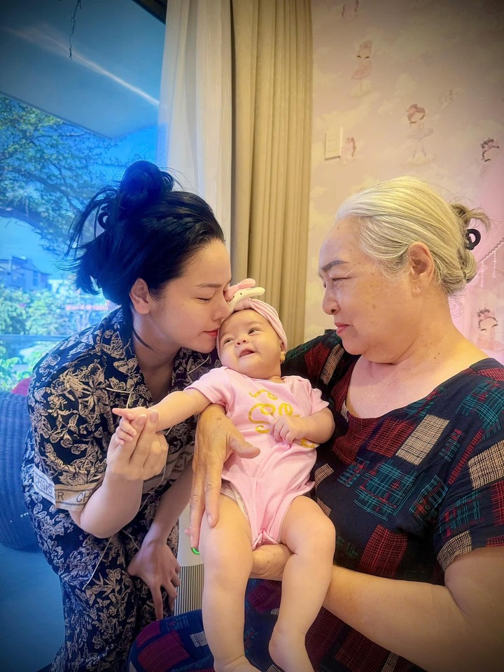 Cuộc sống l&agrave;m mẹ bỉm sữa ở tuổi 40 của Nhật Kim Anh - Ảnh 7.