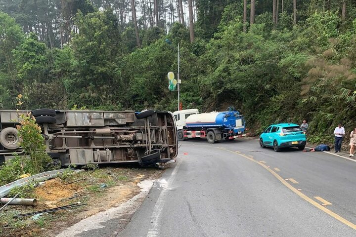 Lật xe khách đèo Tam Đảo khiến 2 người chết , 11 người bị thương nghiêm trọng - Ảnh 2.