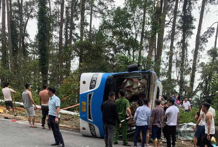 Lật xe khách đèo Tam Đảo khiến 2 người chết , 11 người bị thương nghiêm trọng - Ảnh 1.