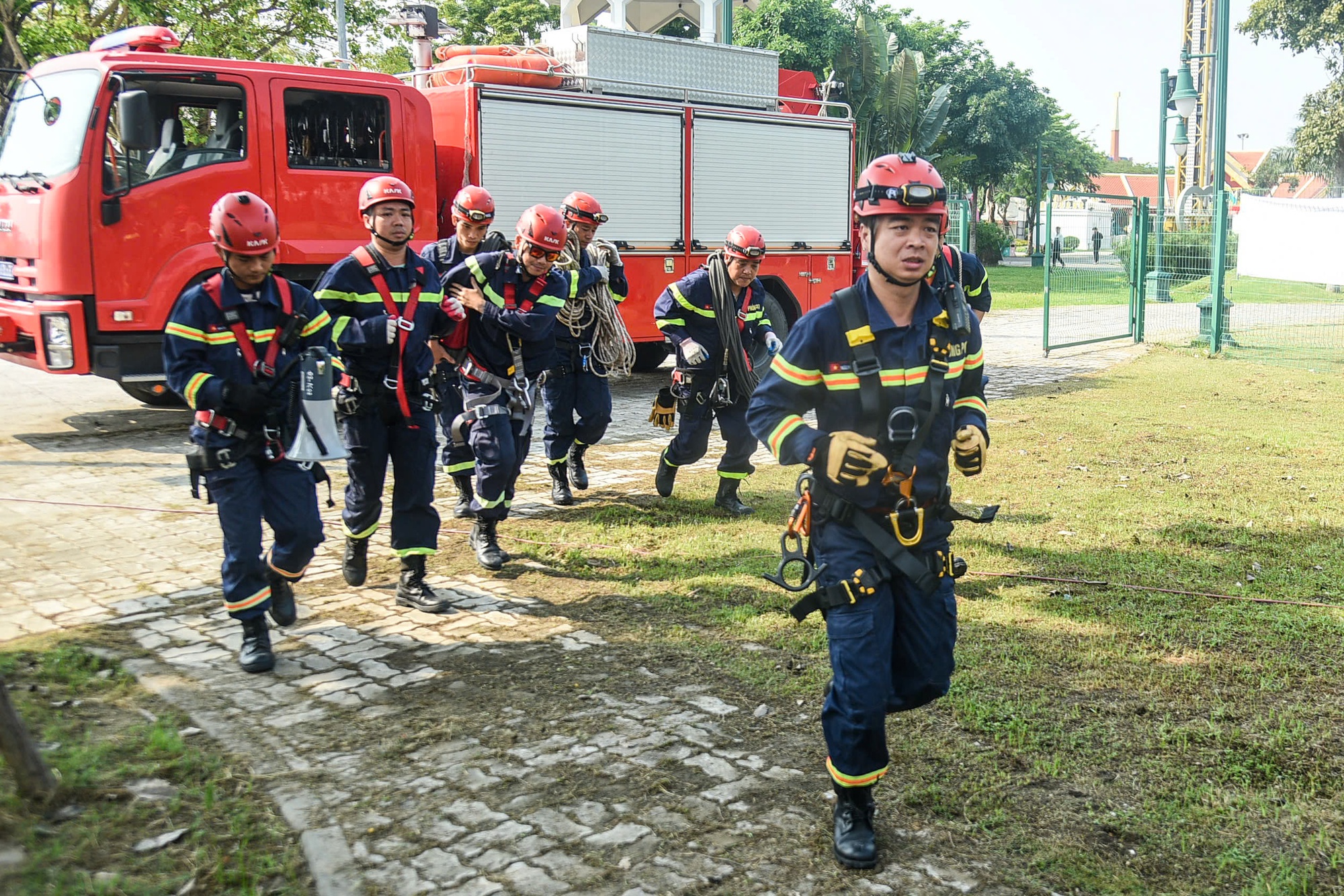 Cảnh sát đu dây, cứu nạn du khách mắc kẹt trên tàu lượn siêu tốc- Ảnh 3.