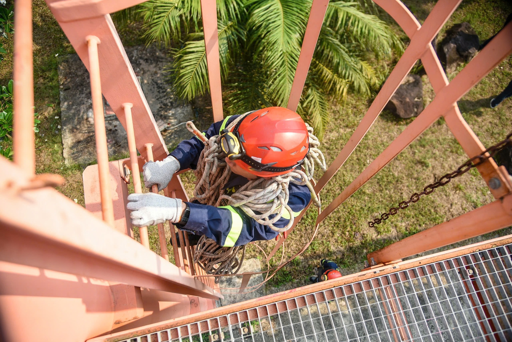 Cảnh sát đu dây, cứu nạn du khách mắc kẹt trên tàu lượn siêu tốc- Ảnh 8.