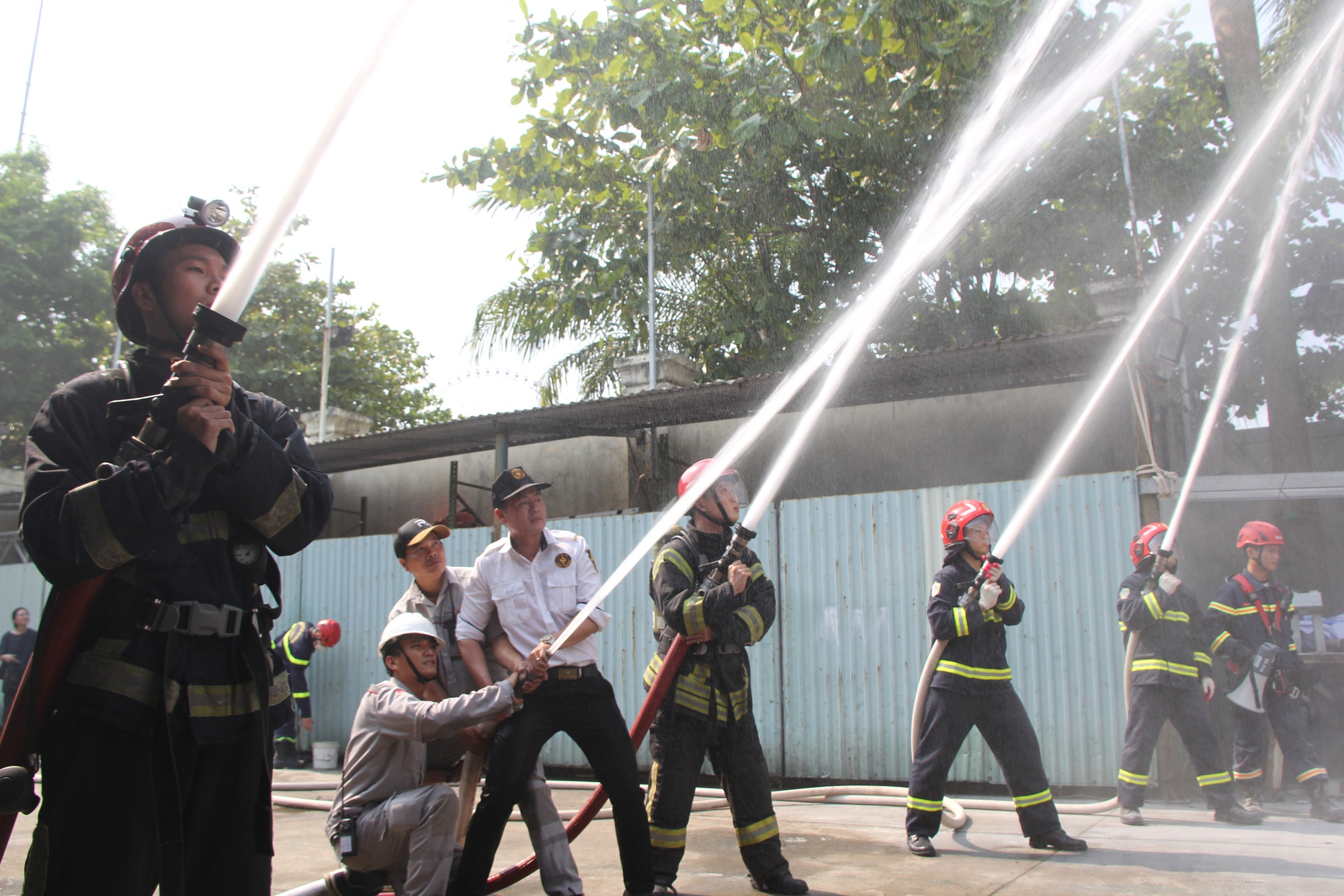 Cảnh sát đu dây, cứu nạn du khách mắc kẹt trên tàu lượn siêu tốc- Ảnh 11.