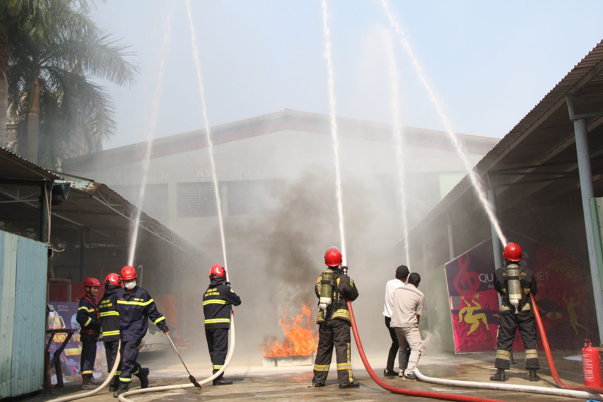 Cảnh sát đu dây, cứu nạn du khách mắc kẹt trên tàu lượn siêu tốc- Ảnh 10.