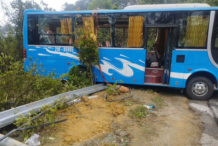 Nguyên nhân lật xe khách đèo Tam Đảo khiến 3 người tử vong và nhiều người bị thương - Ảnh 1.