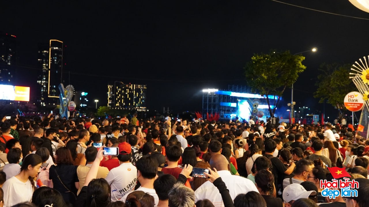 Ph&aacute;o hoa đ&atilde; rực s&aacute;ng tr&ecirc;n bầu trời TP.HCM tối 26/4: Nhiều người ở lại trung t&acirc;m để "cắm trại" chờ buổi tổng duyệt sớm mai- Ảnh 28.