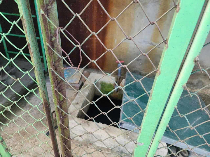 Bé trai 5 tuổi tử vong trong bể nước trường mầm non do bảo vệ quên khóa cửa - Ảnh 1.