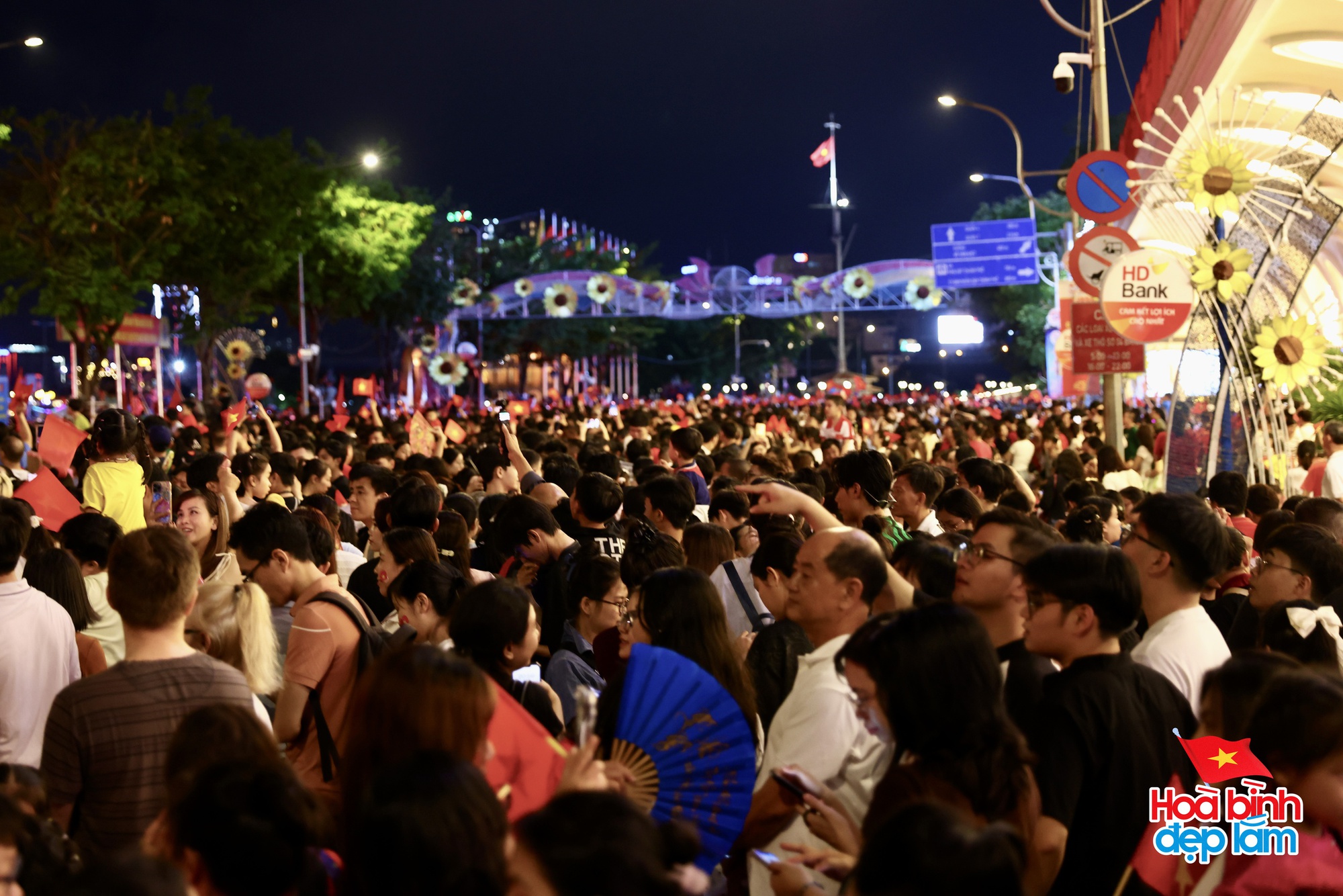Ph&aacute;o hoa đ&atilde; rực s&aacute;ng tr&ecirc;n bầu trời TP.HCM tối 26/4: Nhiều người ở lại trung t&acirc;m để "cắm trại" chờ buổi tổng duyệt sớm mai- Ảnh 24.