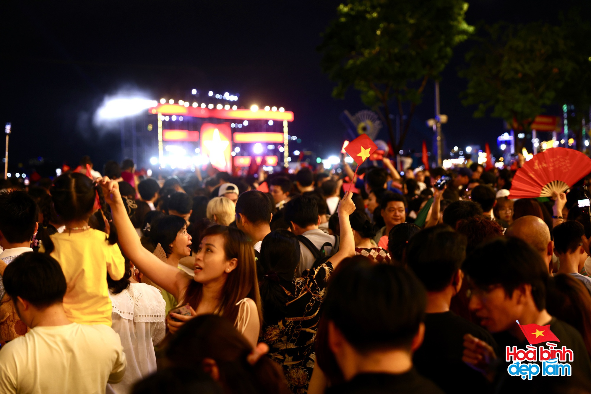 Ph&aacute;o hoa đ&atilde; rực s&aacute;ng tr&ecirc;n bầu trời TP.HCM tối 26/4: Nhiều người ở lại trung t&acirc;m để "cắm trại" chờ buổi tổng duyệt sớm mai- Ảnh 25.