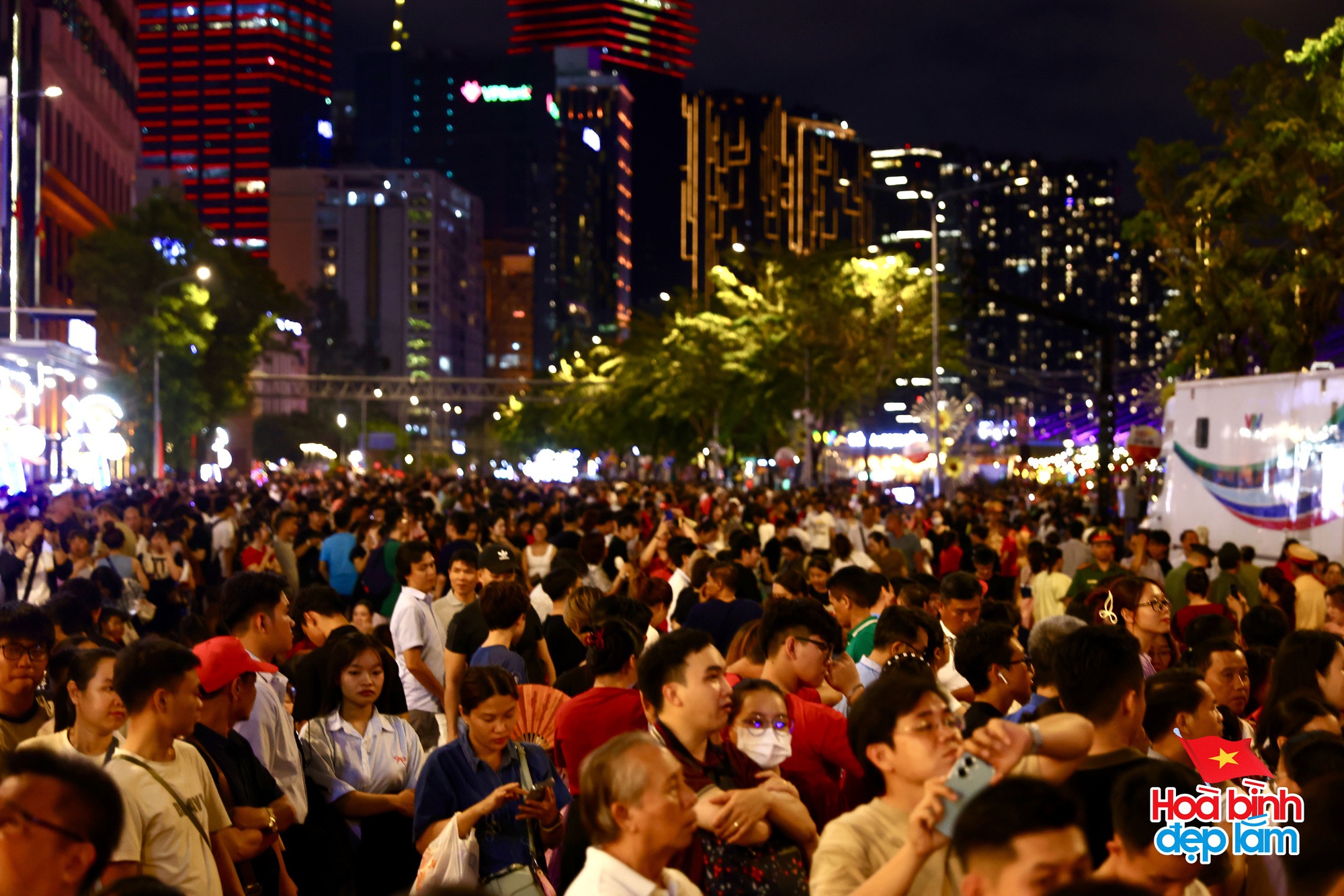 Ph&aacute;o hoa đ&atilde; rực s&aacute;ng tr&ecirc;n bầu trời TP.HCM tối 26/4: Nhiều người ở lại trung t&acirc;m để "cắm trại" chờ buổi tổng duyệt sớm mai- Ảnh 26.