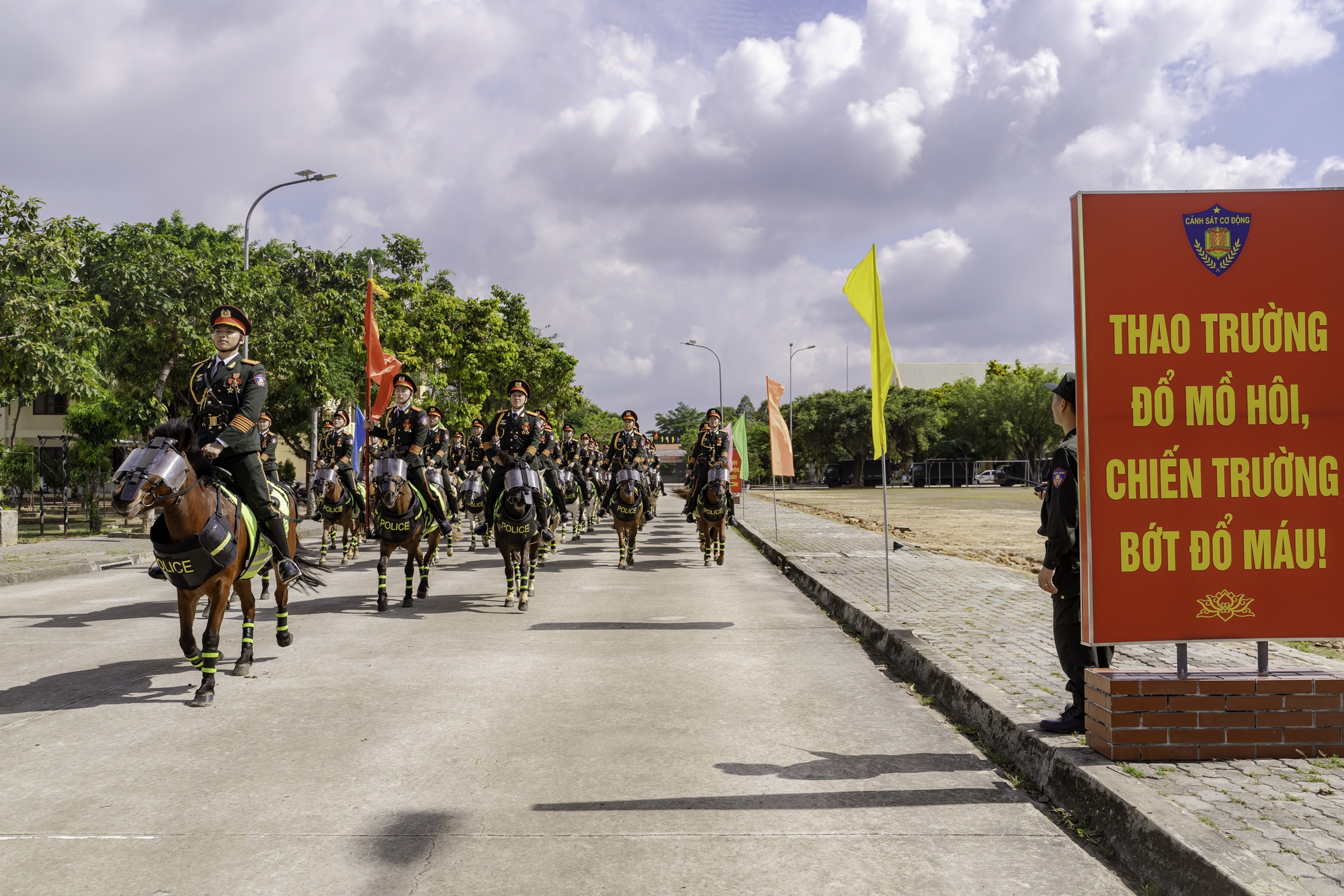 VIDEO: C&acirc;u chuyện về những ch&agrave;ng kỵ binh v&agrave; &ldquo;idol giới trẻ&rdquo; &Uacute;t Ng&aacute;o trước giờ diễu binh, diễu h&agrave;nh - Ảnh 2.