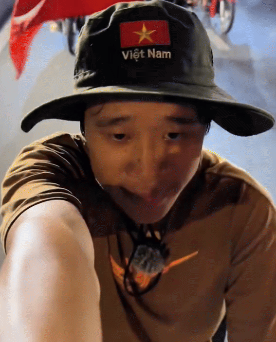 Thanh ni&ecirc;n nổi tiếng mạng đ&atilde; đến TP.HCM sau 22 ng&agrave;y đạp xe từ H&agrave; Nội, n&oacute;i 5 từ kh&ocirc;ng ngờ khi đ&atilde; kịp 