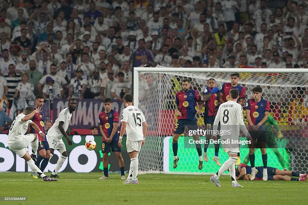 Real Madrid nhận 2 thẻ đỏ, Barcelona lên ngôi vô địch sau trận Siêu kinh điển rượt đuổi tỉ số nghẹt thở - Ảnh 2.