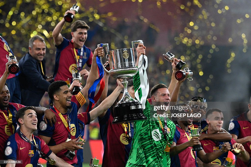 Real Madrid nhận 2 thẻ đỏ, Barcelona lên ngôi vô địch sau trận Siêu kinh điển rượt đuổi tỉ số nghẹt thở - Ảnh 6.