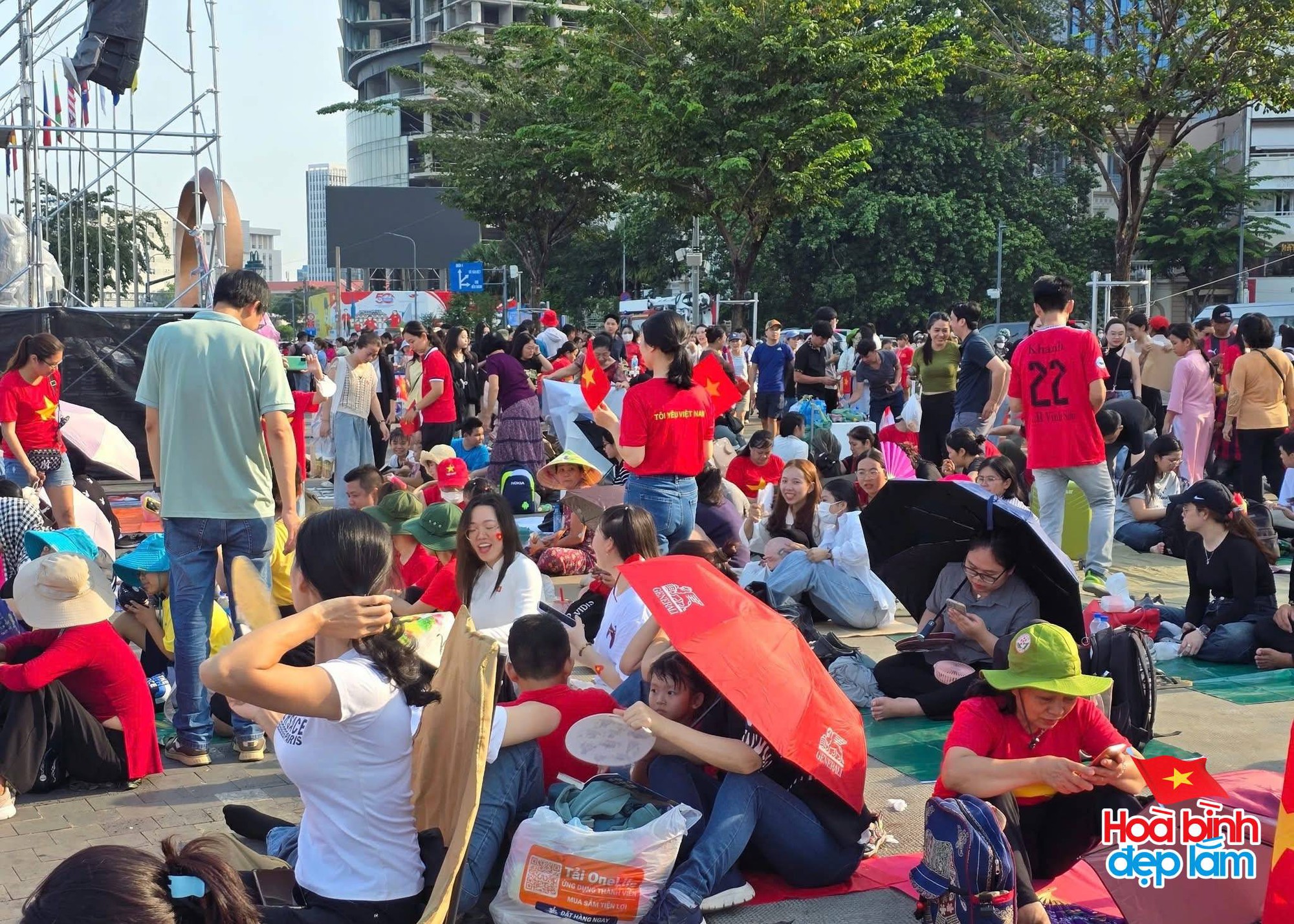 Ph&aacute;o hoa đ&atilde; rực s&aacute;ng tr&ecirc;n bầu trời TP.HCM tối 26/4: Nhiều người ở lại trung t&acirc;m để "cắm trại" chờ buổi tổng duyệt sớm mai- Ảnh 2.