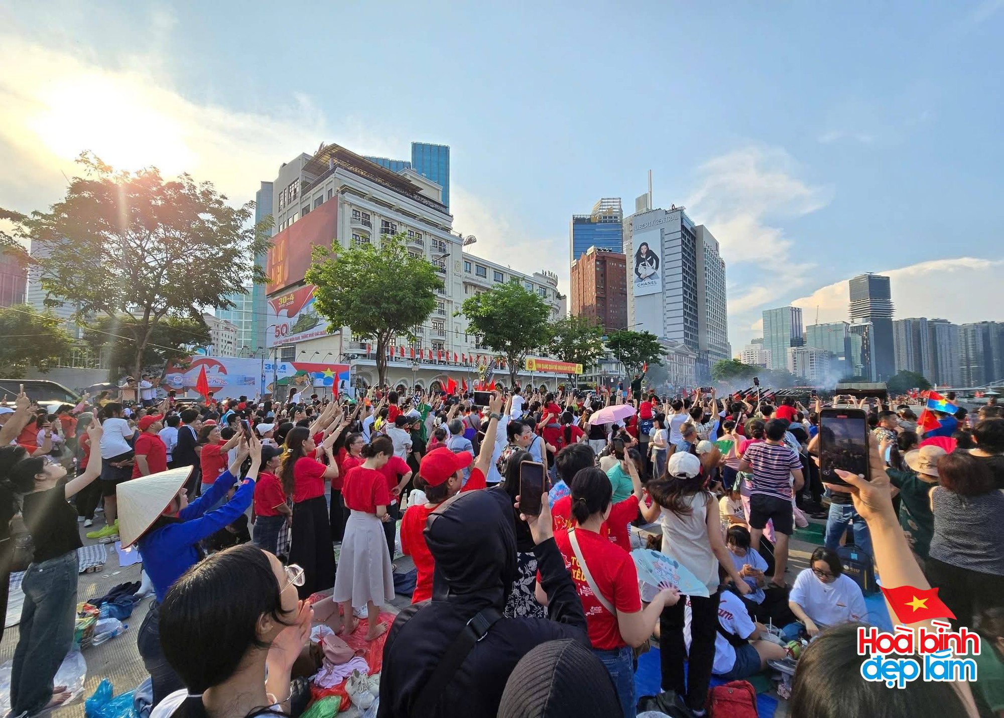 Ph&aacute;o hoa đ&atilde; rực s&aacute;ng tr&ecirc;n bầu trời TP.HCM tối 26/4: Nhiều người ở lại trung t&acirc;m để "cắm trại" chờ buổi tổng duyệt sớm mai- Ảnh 1.