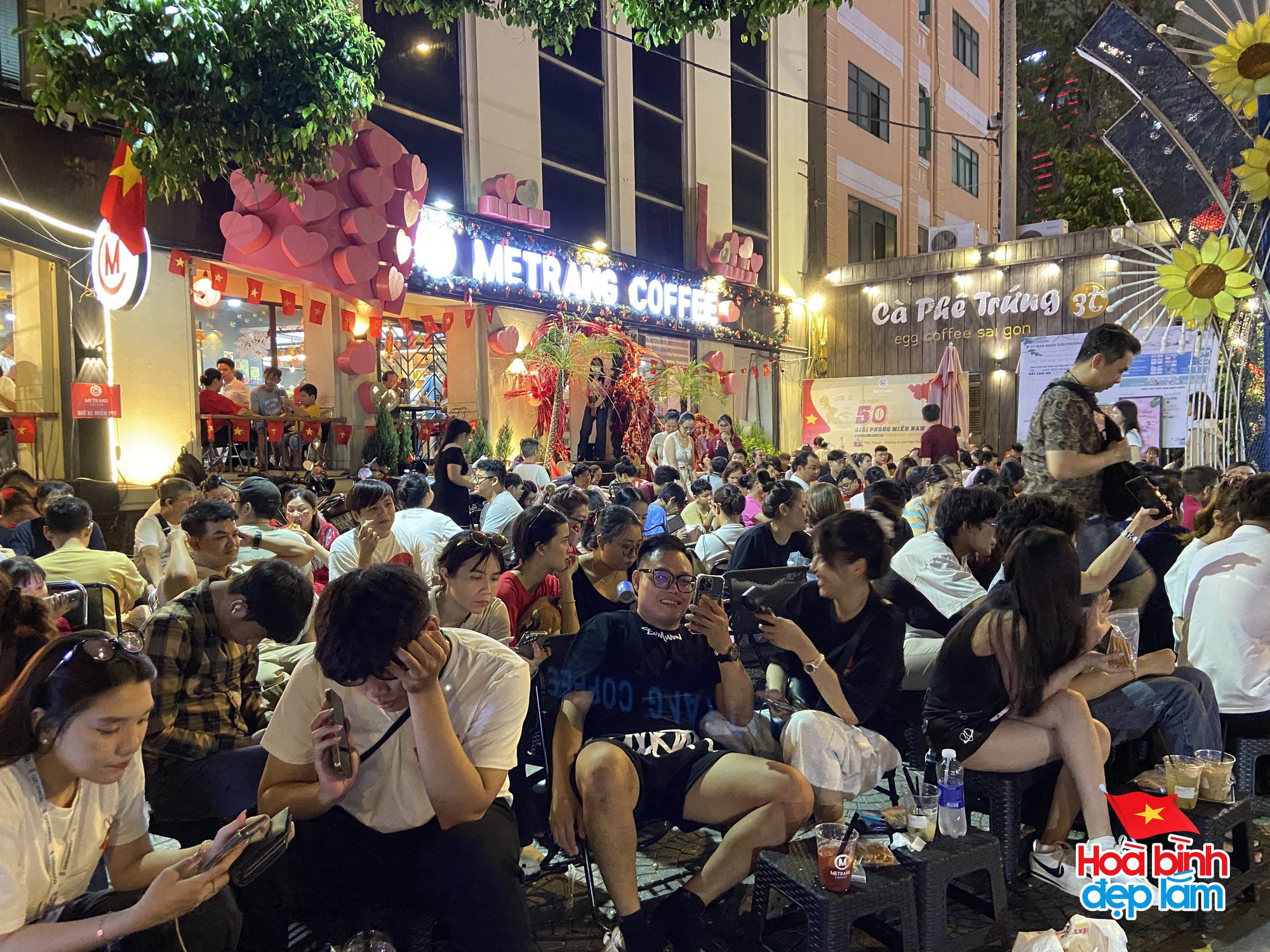 Ph&aacute;o hoa đ&atilde; rực s&aacute;ng tr&ecirc;n bầu trời TP.HCM tối 26/4: Nhiều người ở lại trung t&acirc;m để "cắm trại" chờ buổi tổng duyệt sớm mai- Ảnh 4.