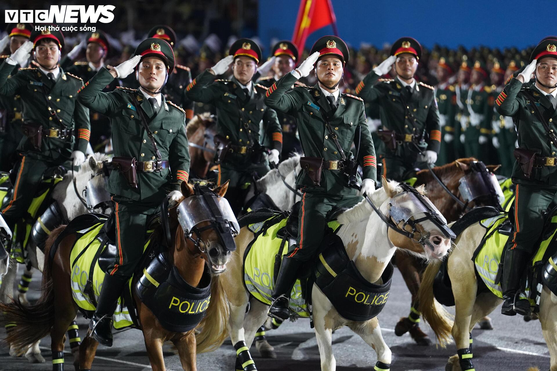Diễu binh 30 / 4 kỷ niệm 50 năm thống nhất đất nước với 36 Khối quân đội , công an - Ảnh 39.