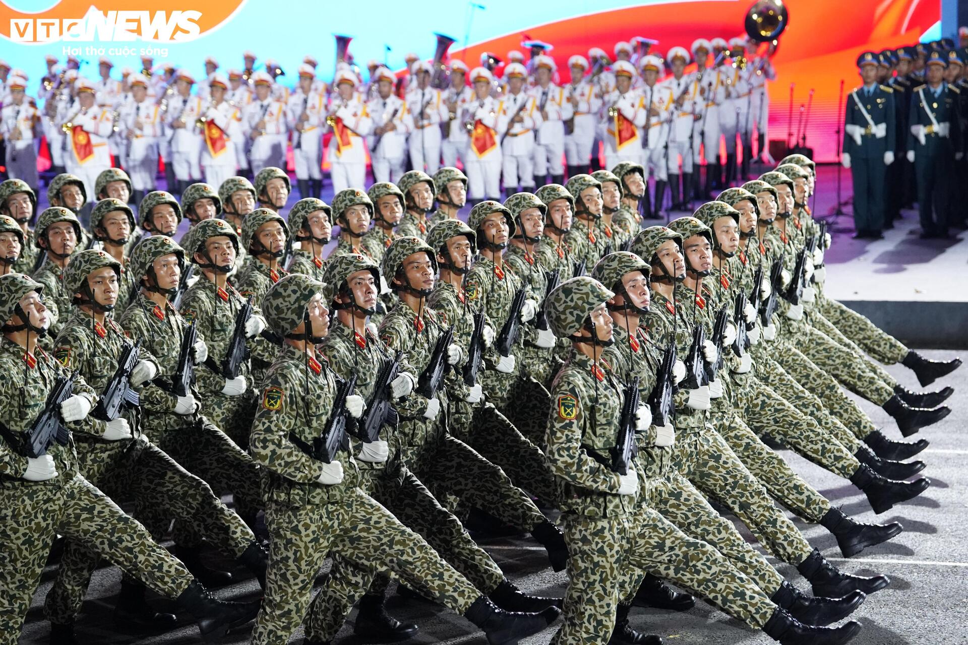 Diễu binh 30 / 4 kỷ niệm 50 năm thống nhất đất nước với 36 Khối quân đội , công an - Ảnh 22.