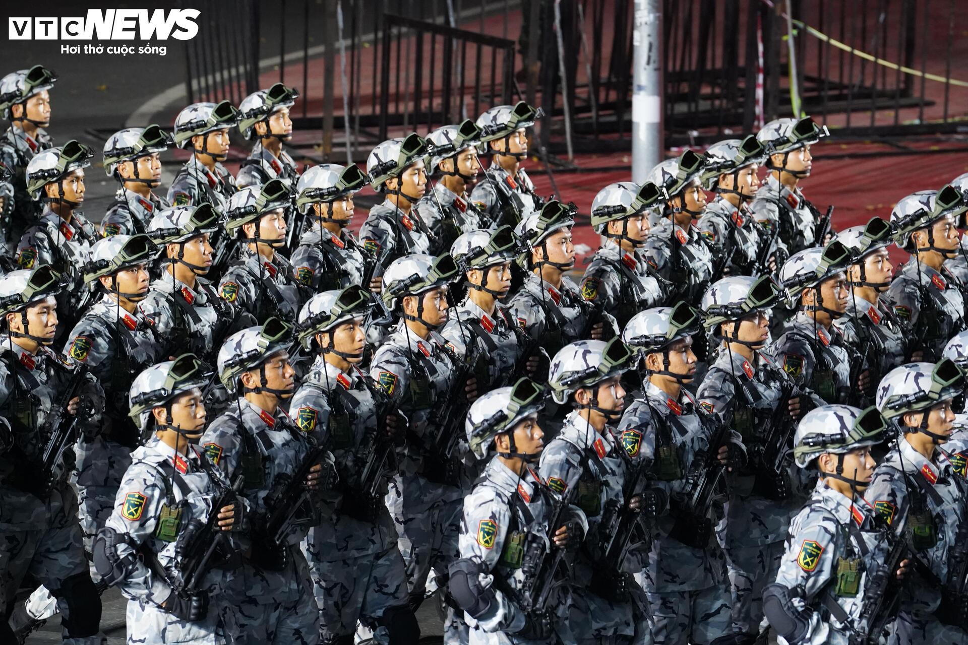 Diễu binh 30 / 4 kỷ niệm 50 năm thống nhất đất nước với 36 Khối quân đội , công an - Ảnh 24.