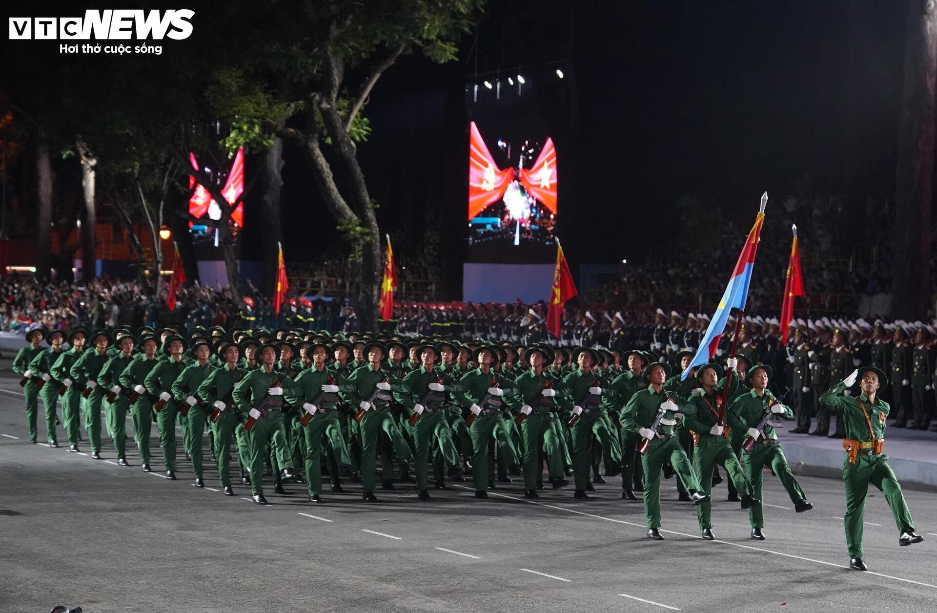 Diễu binh 30 / 4 kỷ niệm 50 năm thống nhất đất nước với 36 Khối quân đội , công an - Ảnh 8.