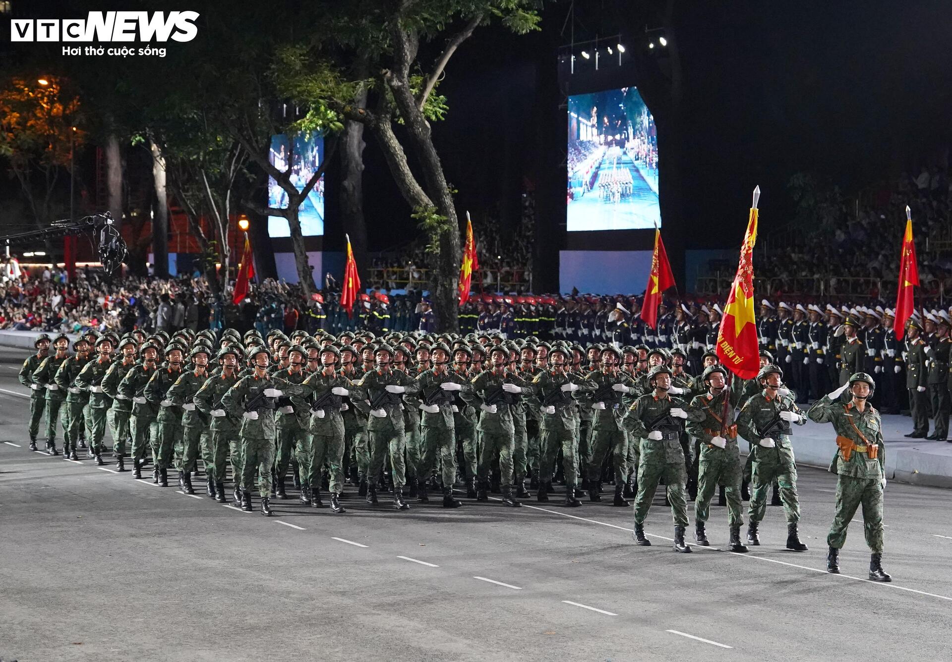 Diễu binh 30 / 4 kỷ niệm 50 năm thống nhất đất nước với 36 Khối quân đội , công an - Ảnh 17.