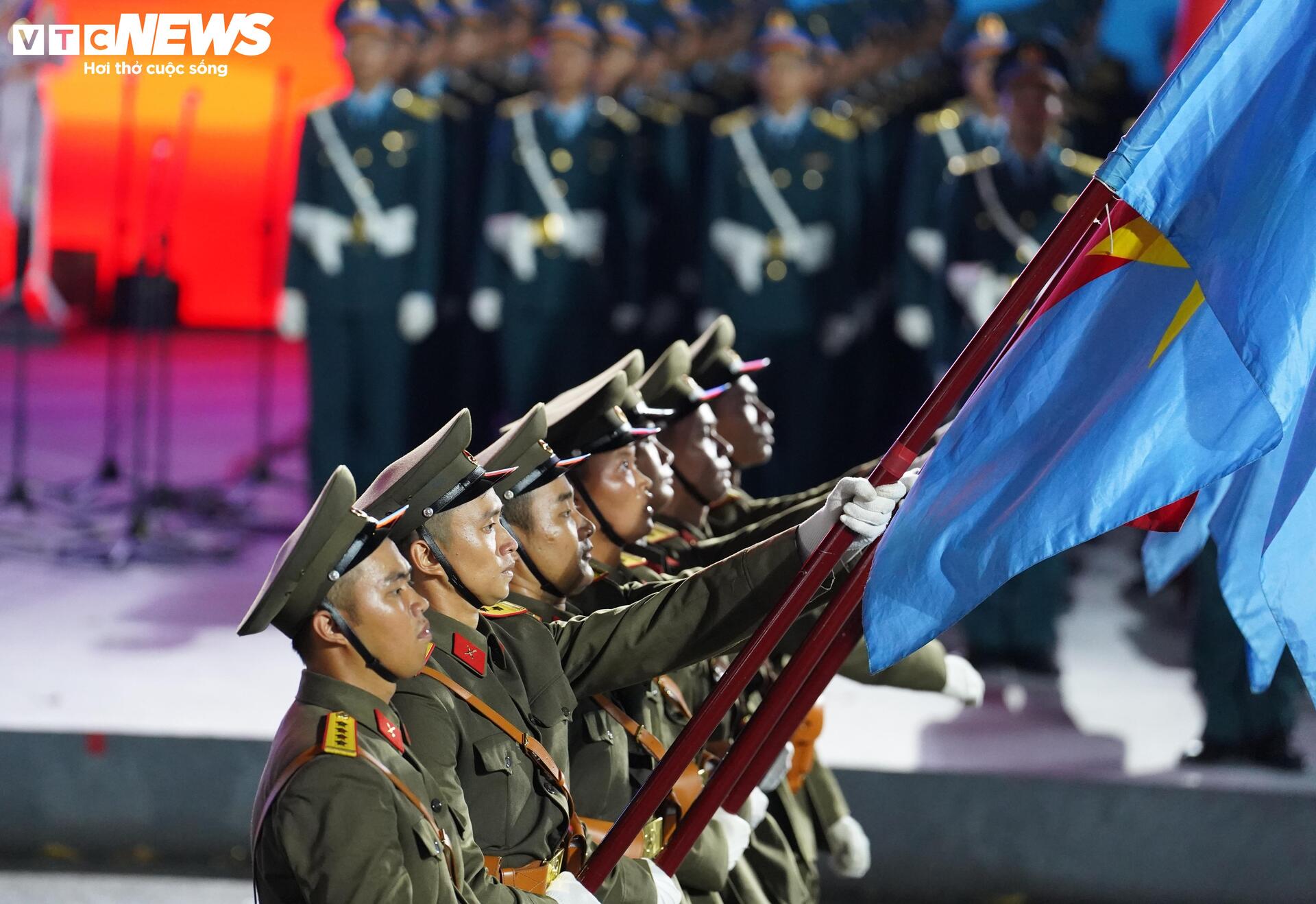 Diễu binh 30 / 4 kỷ niệm 50 năm thống nhất đất nước với 36 Khối quân đội , công an - Ảnh 7.
