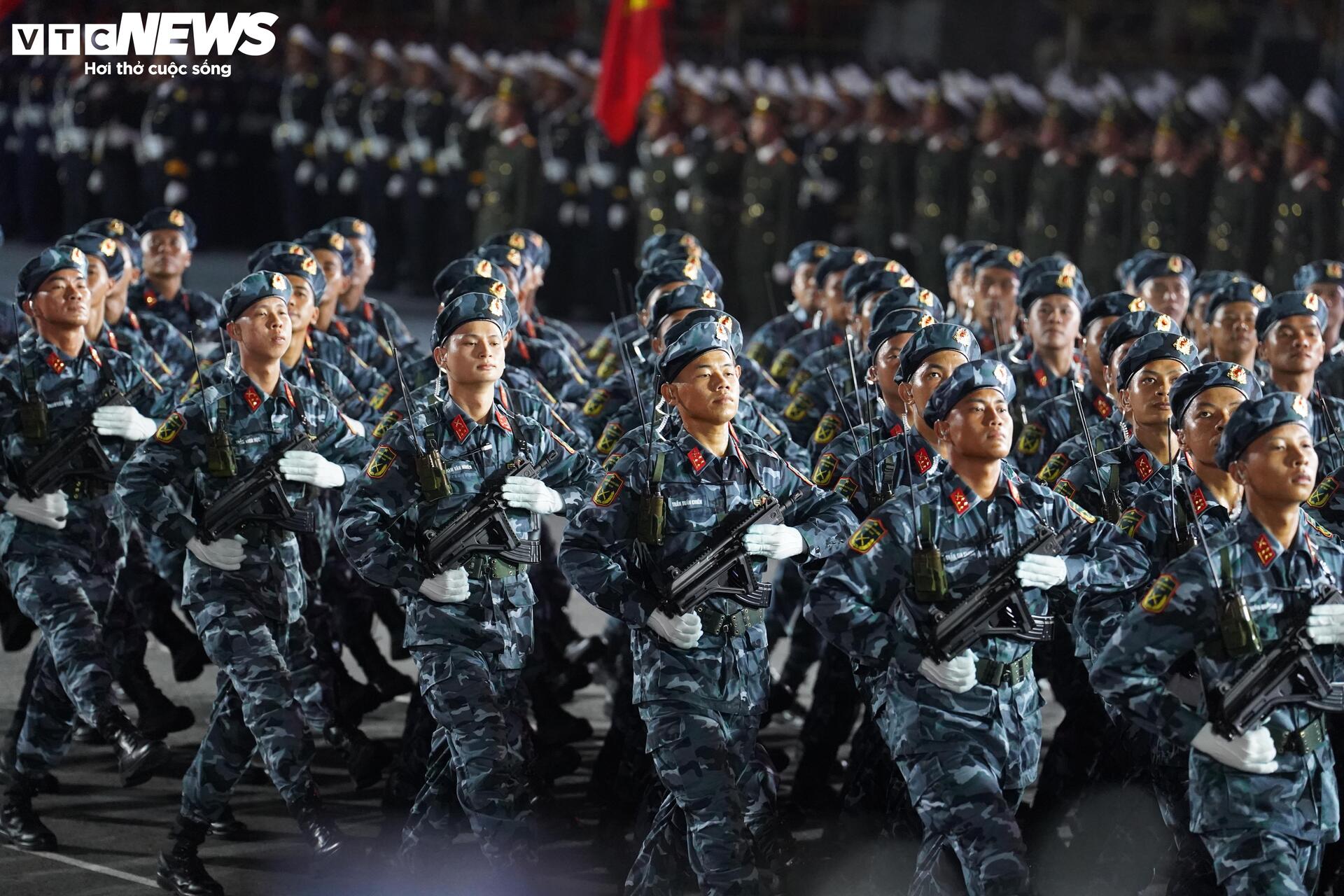 Diễu binh 30 / 4 kỷ niệm 50 năm thống nhất đất nước với 36 Khối quân đội , công an - Ảnh 18.