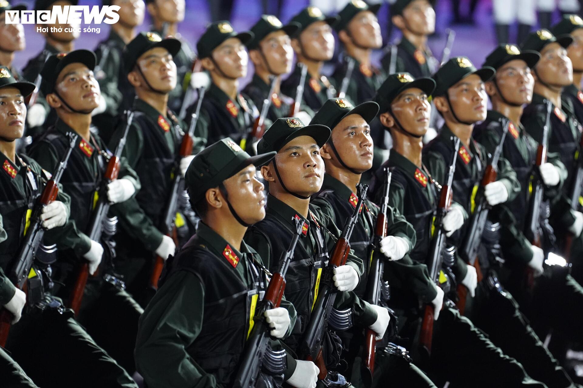 Diễu binh 30 / 4 kỷ niệm 50 năm thống nhất đất nước với 36 Khối quân đội , công an - Ảnh 37.