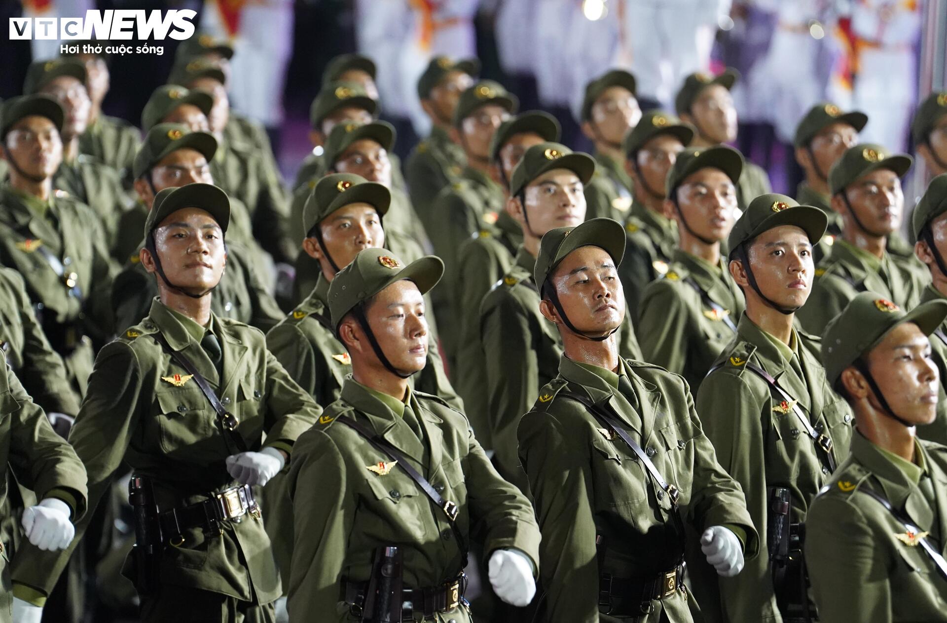 Diễu binh 30 / 4 kỷ niệm 50 năm thống nhất đất nước với 36 Khối quân đội , công an - Ảnh 38.