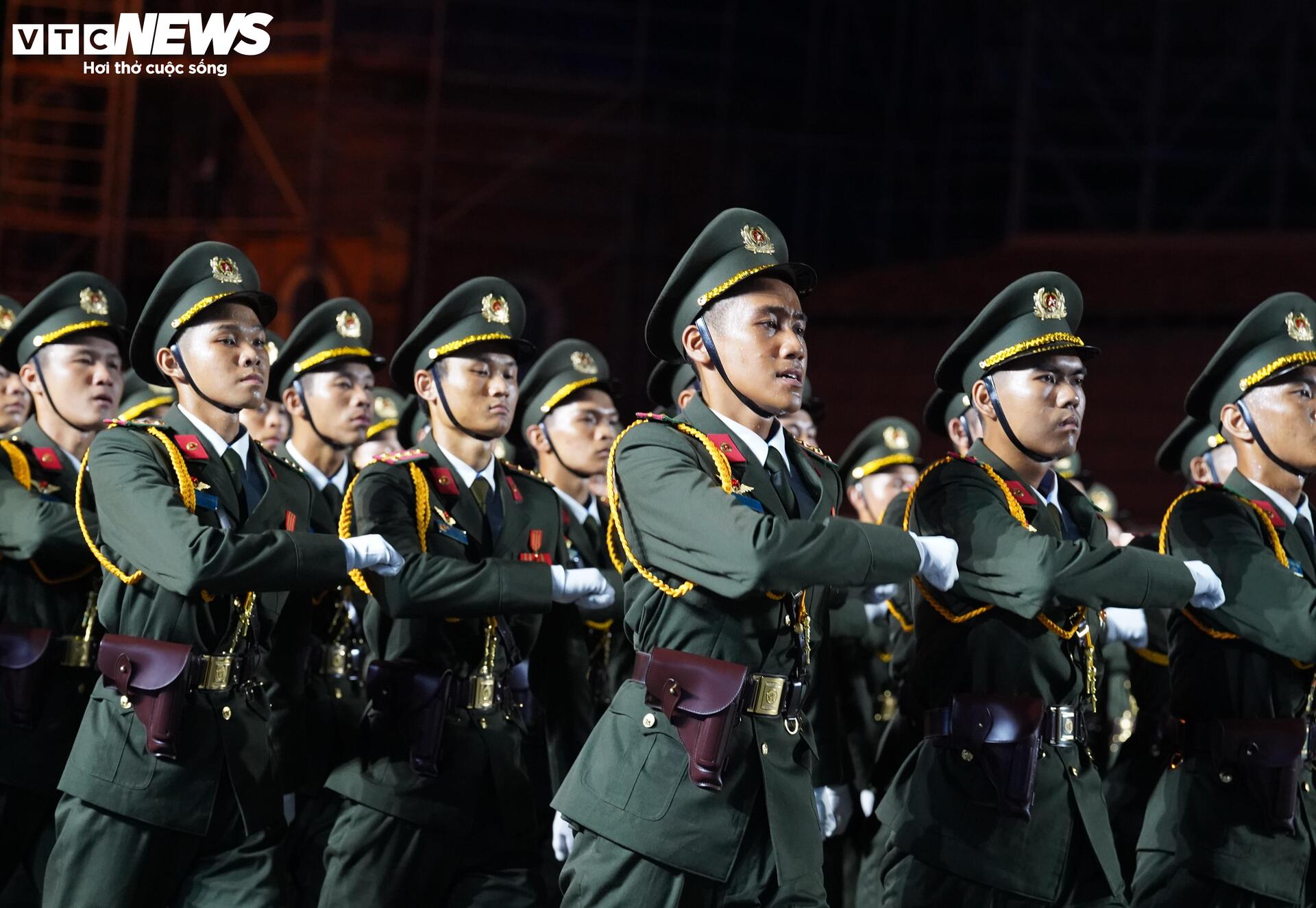 Diễu binh 30 / 4 kỷ niệm 50 năm thống nhất đất nước với 36 Khối quân đội , công an - Ảnh 28.