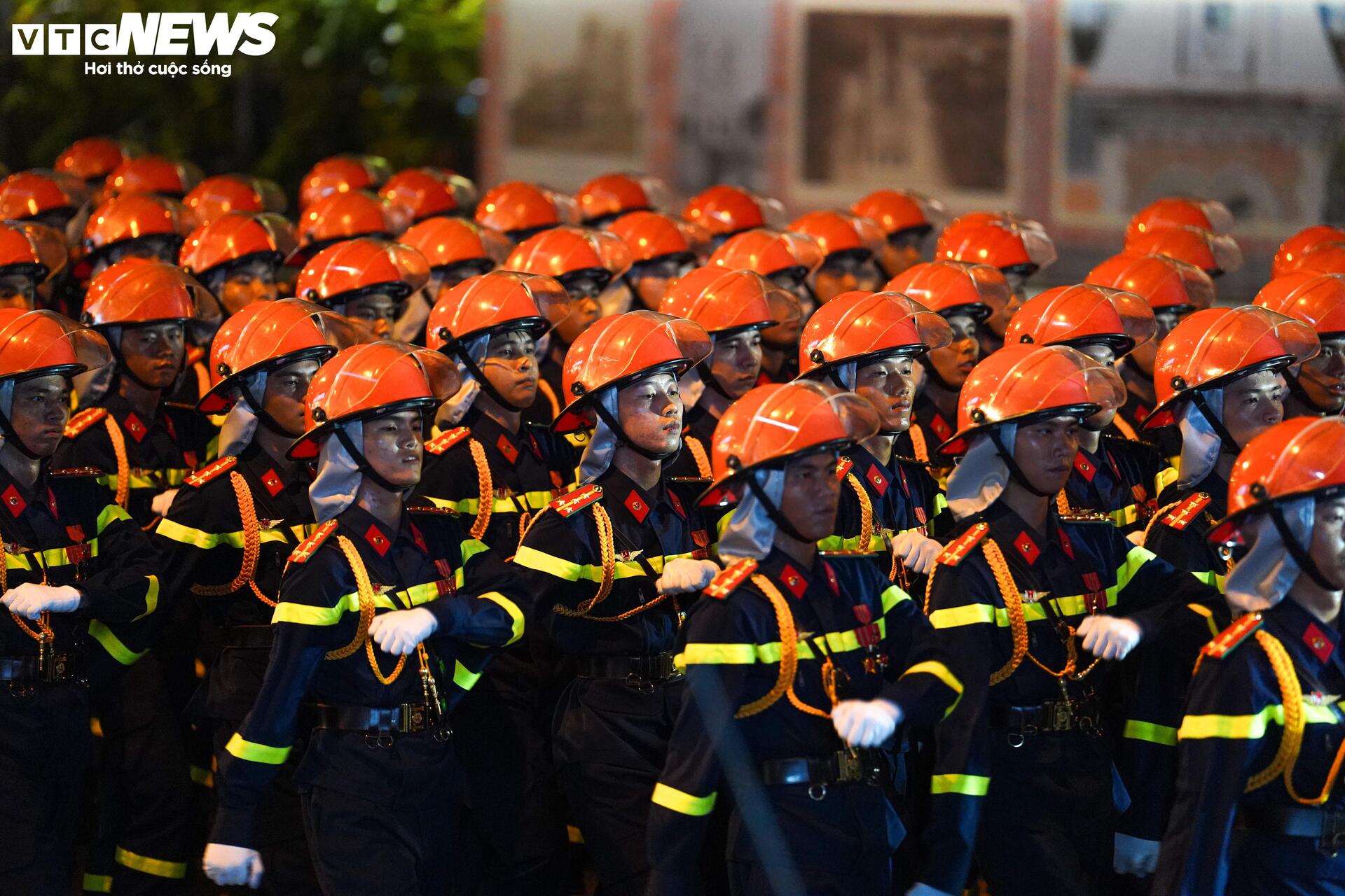 Diễu binh 30 / 4 kỷ niệm 50 năm thống nhất đất nước với 36 Khối quân đội , công an - Ảnh 33.