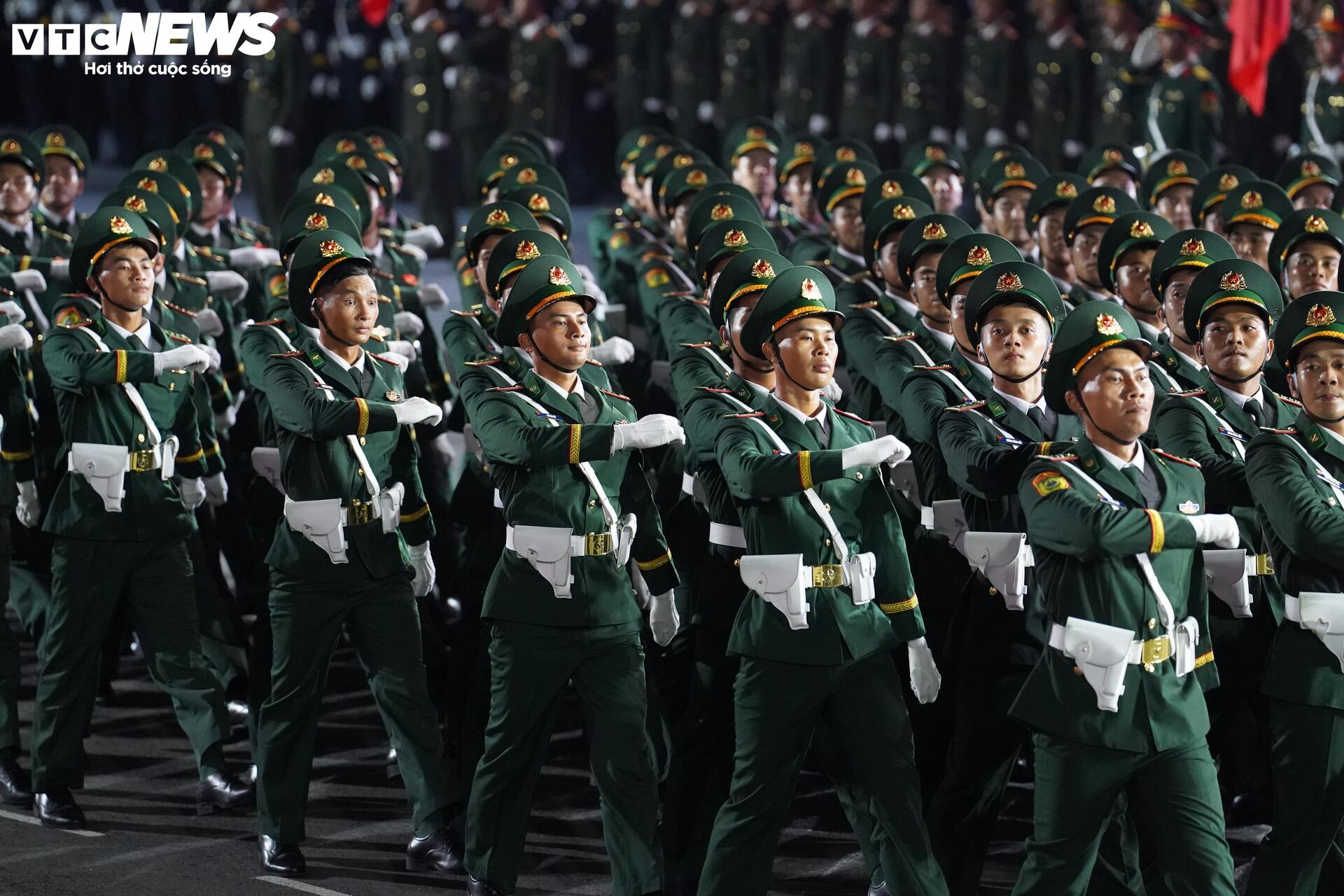 Diễu binh 30 / 4 kỷ niệm 50 năm thống nhất đất nước với 36 Khối quân đội , công an - Ảnh 12.