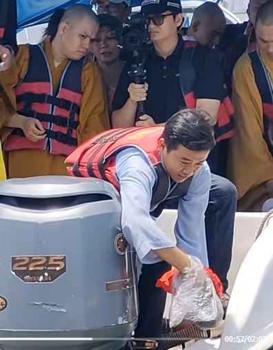 Tro cốt Quý Bình đã nằm lại ở biển Cần Giờ đúng di nguyện - Ảnh 2.