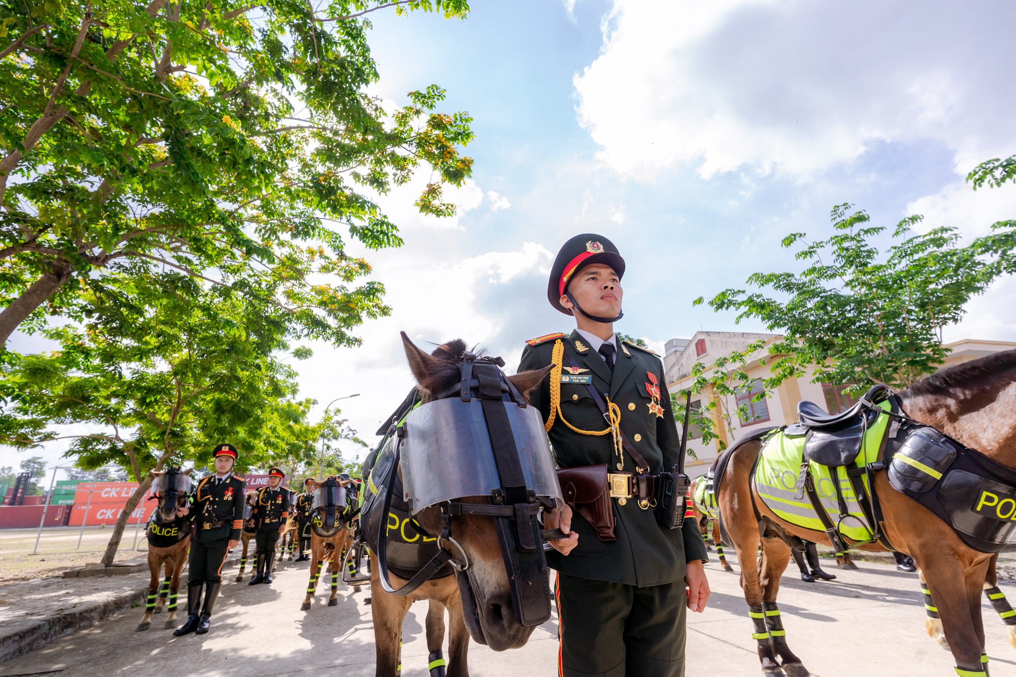 VIDEO: C&acirc;u chuyện về những ch&agrave;ng kỵ binh v&agrave; &ldquo;idol giới trẻ&rdquo; &Uacute;t Ng&aacute;o trước giờ diễu binh, diễu h&agrave;nh - Ảnh 4.