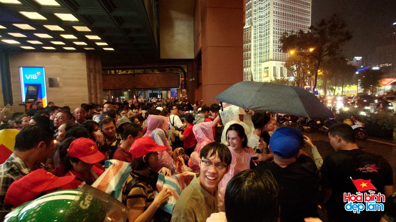 Ph&aacute;o hoa đ&atilde; rực s&aacute;ng tr&ecirc;n bầu trời TP.HCM tối 26/4: Nhiều người ở lại trung t&acirc;m để "cắm trại" chờ buổi tổng duyệt sớm mai- Ảnh 9.