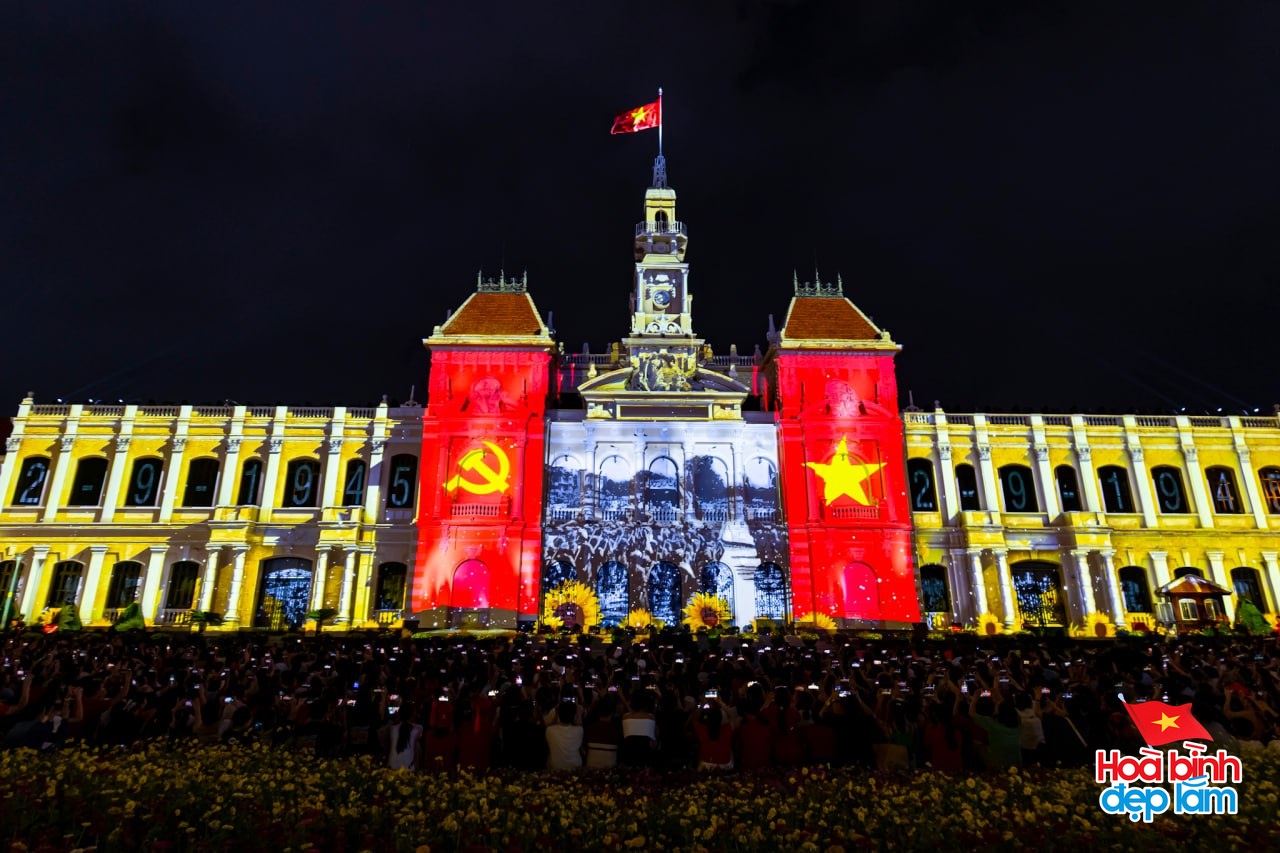 Ph&aacute;o hoa đ&atilde; rực s&aacute;ng tr&ecirc;n bầu trời TP.HCM tối 26/4: Nhiều người ở lại trung t&acirc;m để "cắm trại" chờ buổi tổng duyệt sớm mai- Ảnh 19.