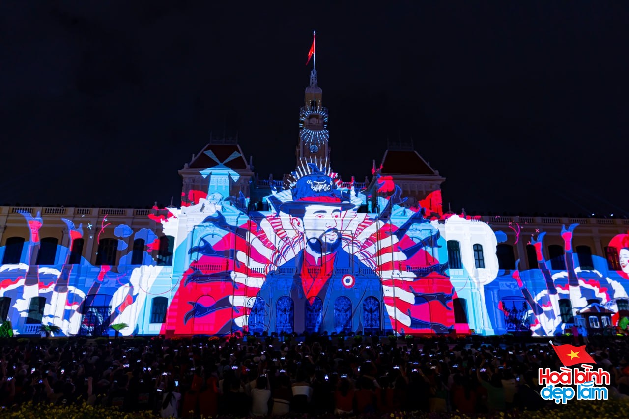 Ph&aacute;o hoa đ&atilde; rực s&aacute;ng tr&ecirc;n bầu trời TP.HCM tối 26/4: Nhiều người ở lại trung t&acirc;m để "cắm trại" chờ buổi tổng duyệt sớm mai- Ảnh 20.