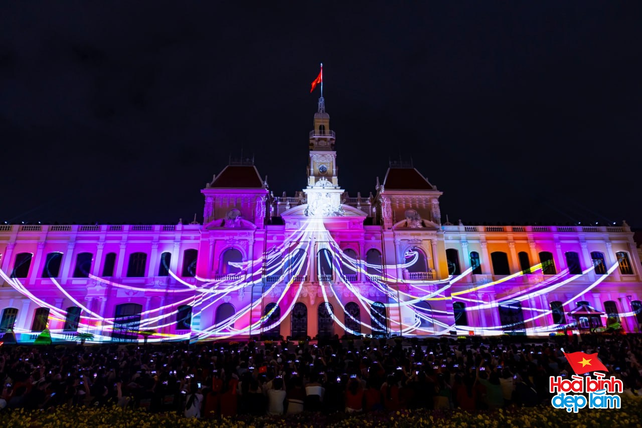 Ph&aacute;o hoa đ&atilde; rực s&aacute;ng tr&ecirc;n bầu trời TP.HCM tối 26/4: Nhiều người ở lại trung t&acirc;m để "cắm trại" chờ buổi tổng duyệt sớm mai- Ảnh 21.