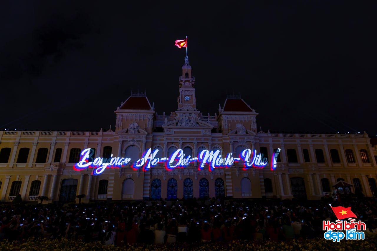 Ph&aacute;o hoa đ&atilde; rực s&aacute;ng tr&ecirc;n bầu trời TP.HCM tối 26/4: Nhiều người ở lại trung t&acirc;m để "cắm trại" chờ buổi tổng duyệt sớm mai- Ảnh 22.