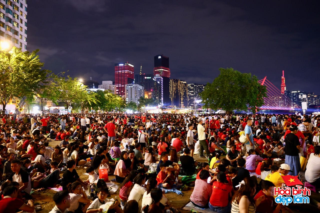 Ph&aacute;o hoa đ&atilde; rực s&aacute;ng tr&ecirc;n bầu trời TP.HCM tối 26/4: Nhiều người ở lại trung t&acirc;m để "cắm trại" chờ buổi tổng duyệt sớm mai- Ảnh 27.