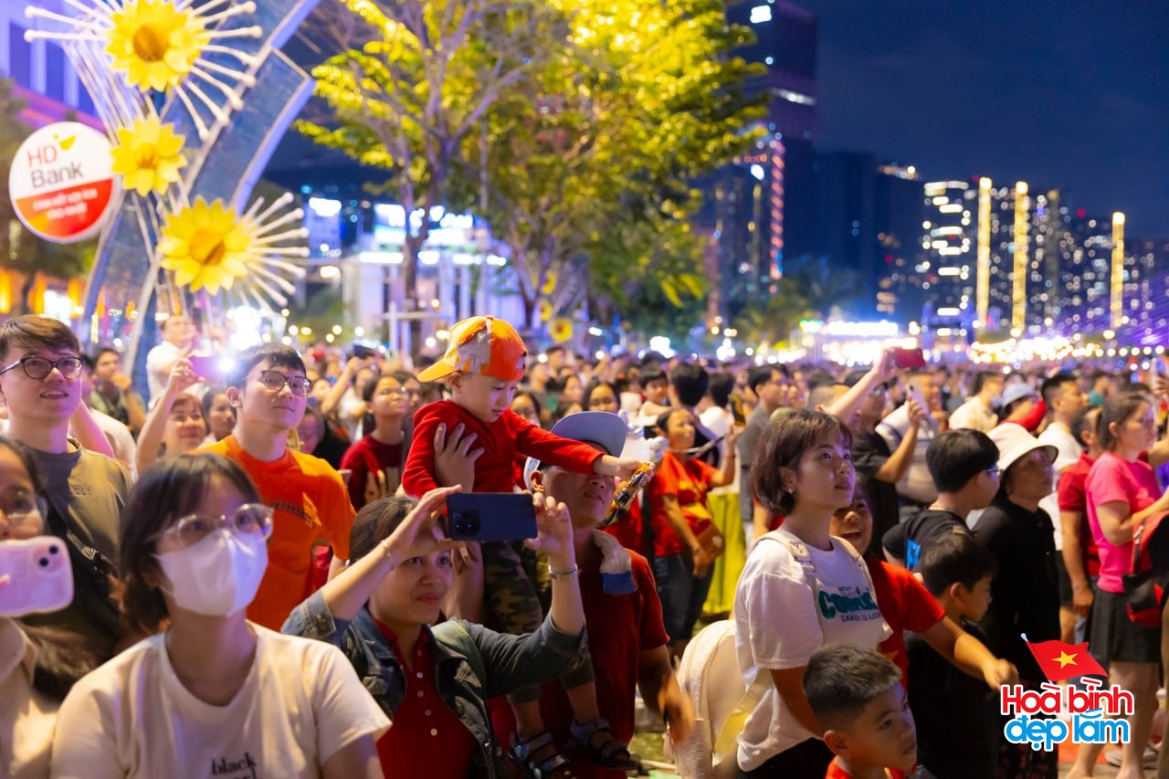 Ph&aacute;o hoa đ&atilde; rực s&aacute;ng tr&ecirc;n bầu trời TP.HCM tối 26/4: Nhiều người ở lại trung t&acirc;m để "cắm trại" chờ buổi tổng duyệt sớm mai- Ảnh 31.